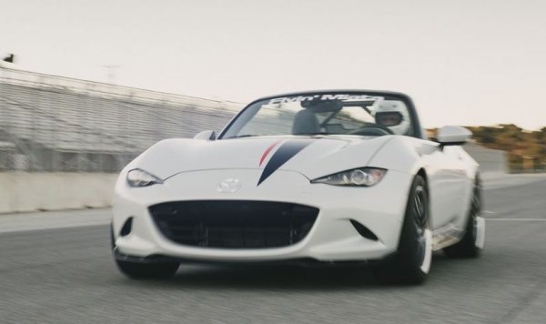 Разбира се, че MX-5 не е никаква суперкола, макар и да е невероятно забавна за каране. Но нещата се променят, когато попадне в ръцете на тези тунери и получи вместо стандартния си двигател могъщ V8 с 525 конски сили. Съотношението мощност-тегло тук е просто смайващо. 
